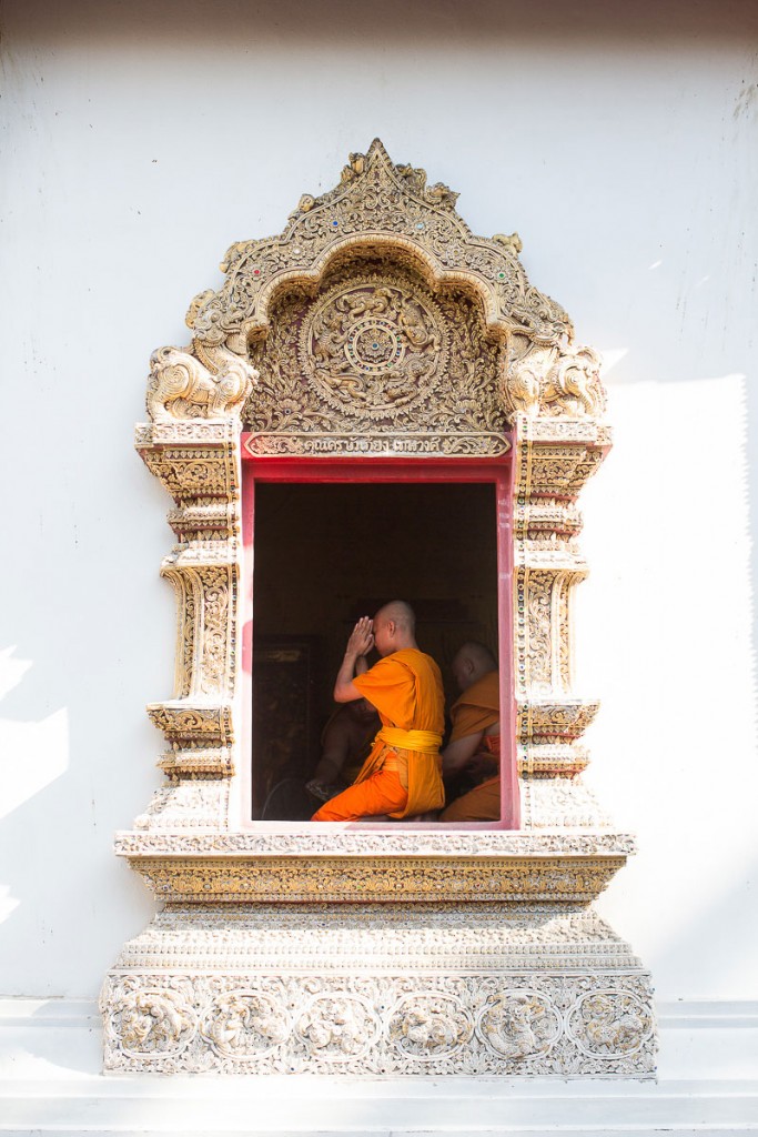 thai monk praying