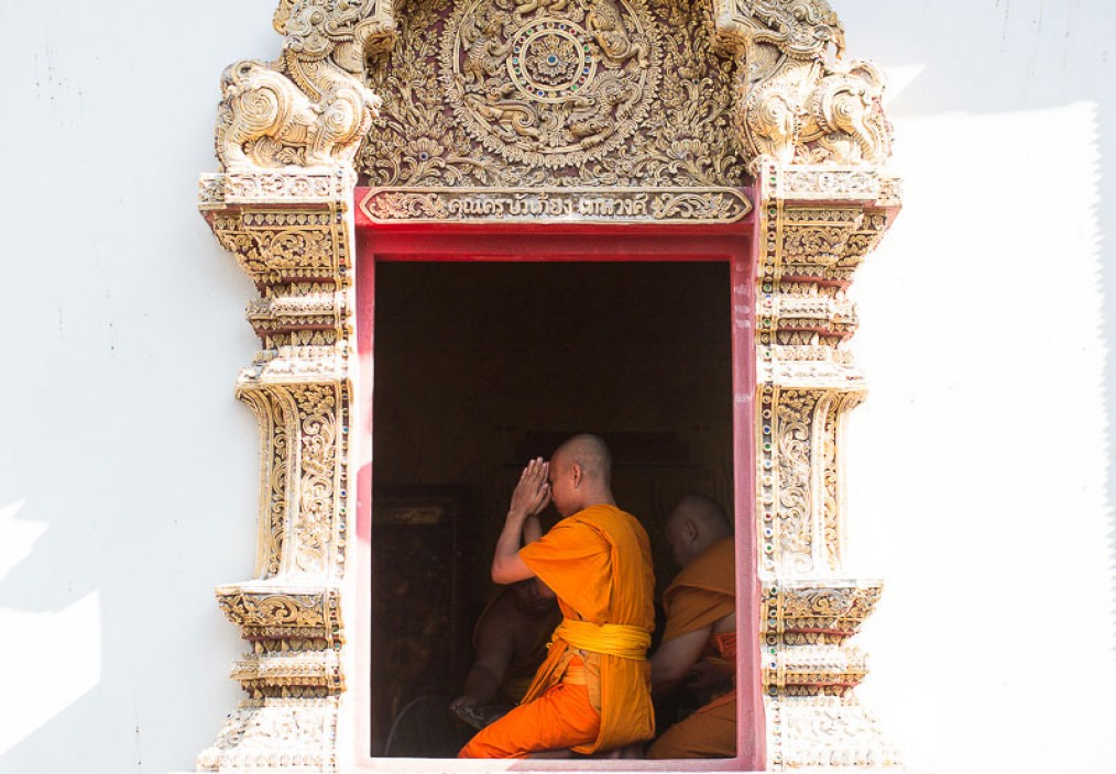 thai monk praying
