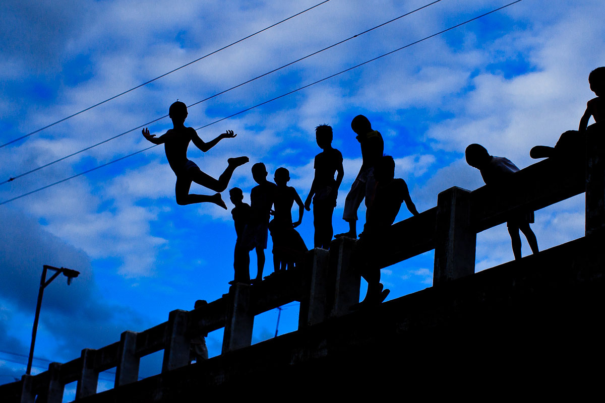 filipino boys bridge jumping